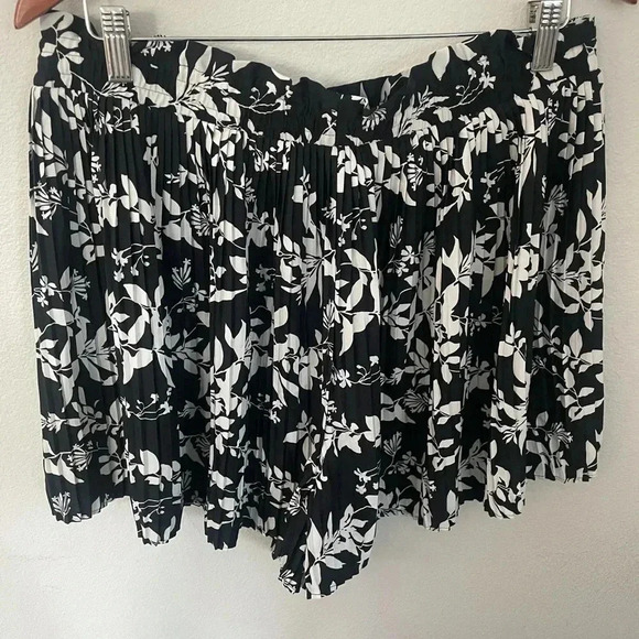 Ann Taylor pleated shorts/skort‎ black/white size 12 - Picture 2 of 4